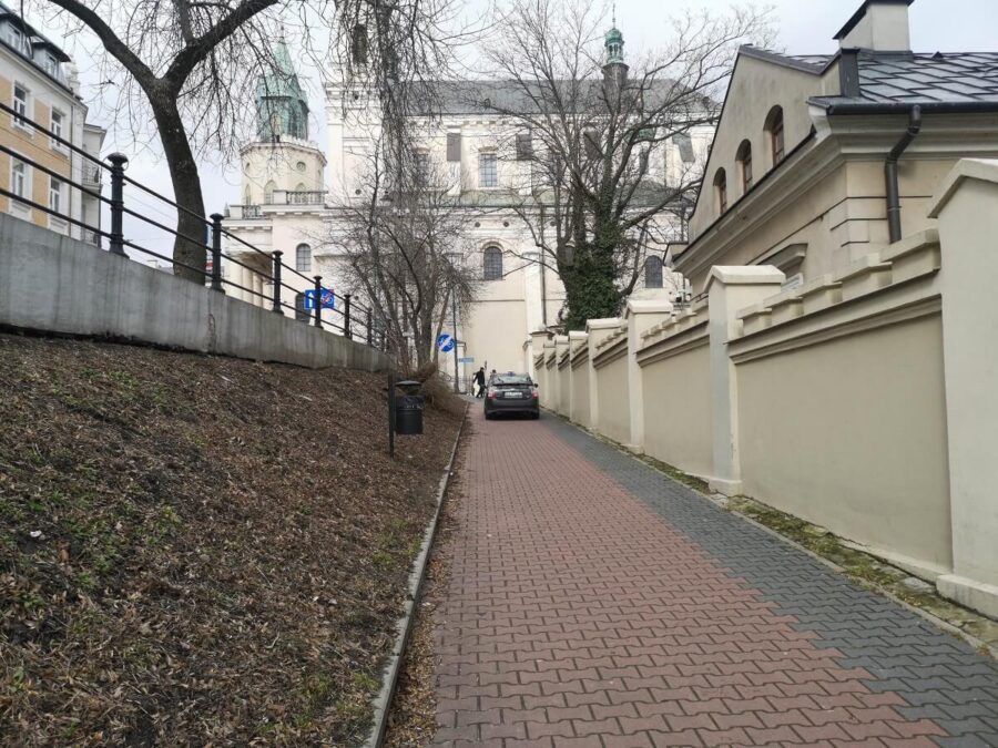 Źle poprowadziła go nawigacja? Kierowca taksówki skrócił sobie trasę chodnikiem 1 Jazda taksówką po chodniku