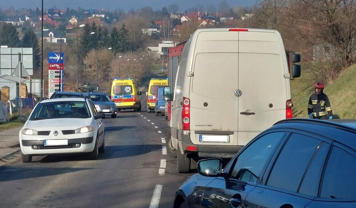 Najechanie na tył. Kolizja trzech aut na ul. Wojciechowskiej. Sprawca nie miał prawa jazdy 1 Kolizja trzech aut na ul. Wojciechowskiej