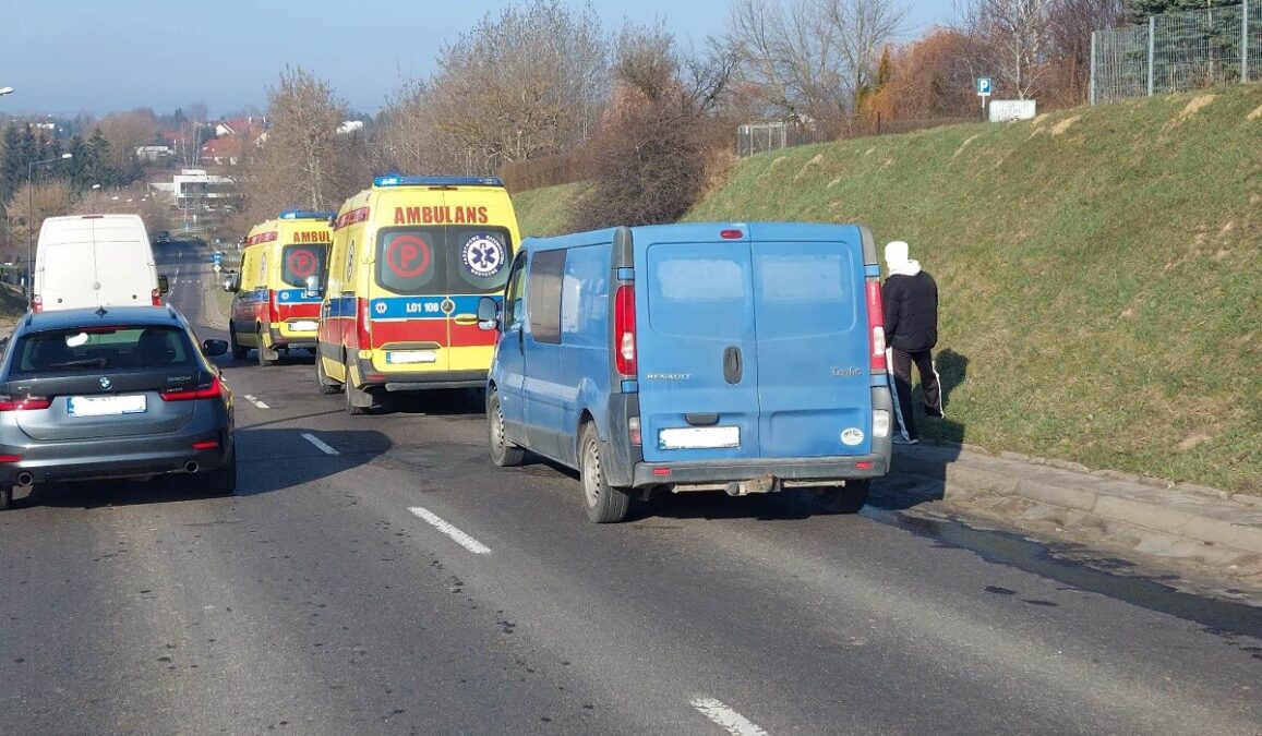 Najechanie na tył. Kolizja trzech aut na ul. Wojciechowskiej. Sprawca nie miał prawa jazdy 3 Opel uderzył w renaulta