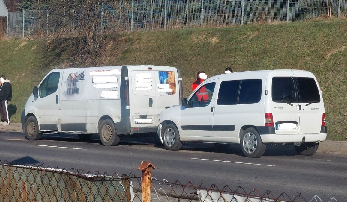 Najechanie na tył. Kolizja trzech aut na ul. Wojciechowskiej. Sprawca nie miał prawa jazdy 2 Peugeot uderzył w opla