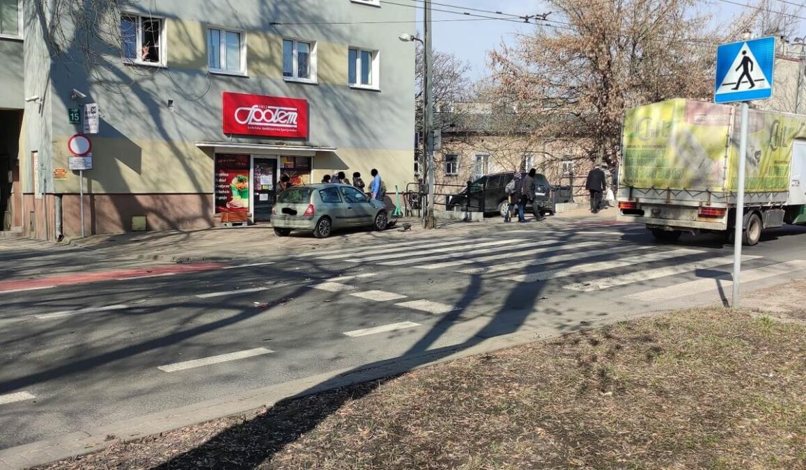 Uderzyła w tył skody, która zatrzymała się przed przejściem. Wytrącony z toru jazdy Renault wjechał w słupek 1 Renault uderzył w skodę przed przejściem dla pieszych