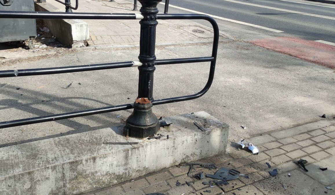 Uderzyła w tył skody, która zatrzymała się przed przejściem. Wytrącony z toru jazdy Renault wjechał w słupek 4 Renault zatrzymał się na słupku