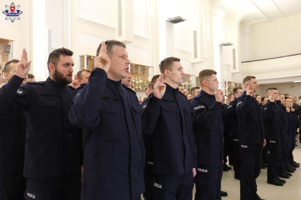Nowi funkcjonariusze wstąpili w szeregi lubelskiej policji. Jest wśród nich 7 kobiet i 43 mężczyzn 1 Ślubowanie nowych funkcjonariuszy w Lublinie