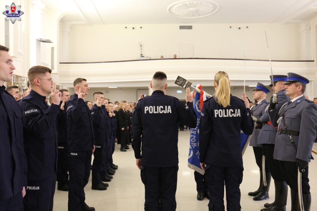 Nowi funkcjonariusze wstąpili w szeregi lubelskiej policji. Jest wśród nich 7 kobiet i 43 mężczyzn 2 Ślubowanie nowych funkcjonariuszy w Lublinie