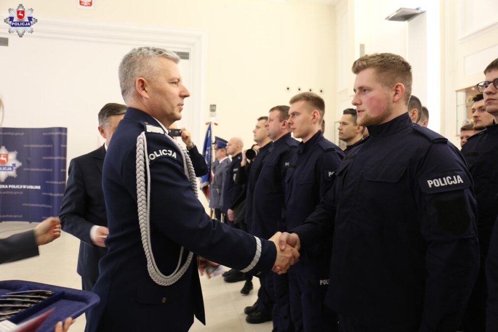 Nowi funkcjonariusze wstąpili w szeregi lubelskiej policji. Jest wśród nich 7 kobiet i 43 mężczyzn 3 Ślubowanie nowych funkcjonariuszy w Lublinie