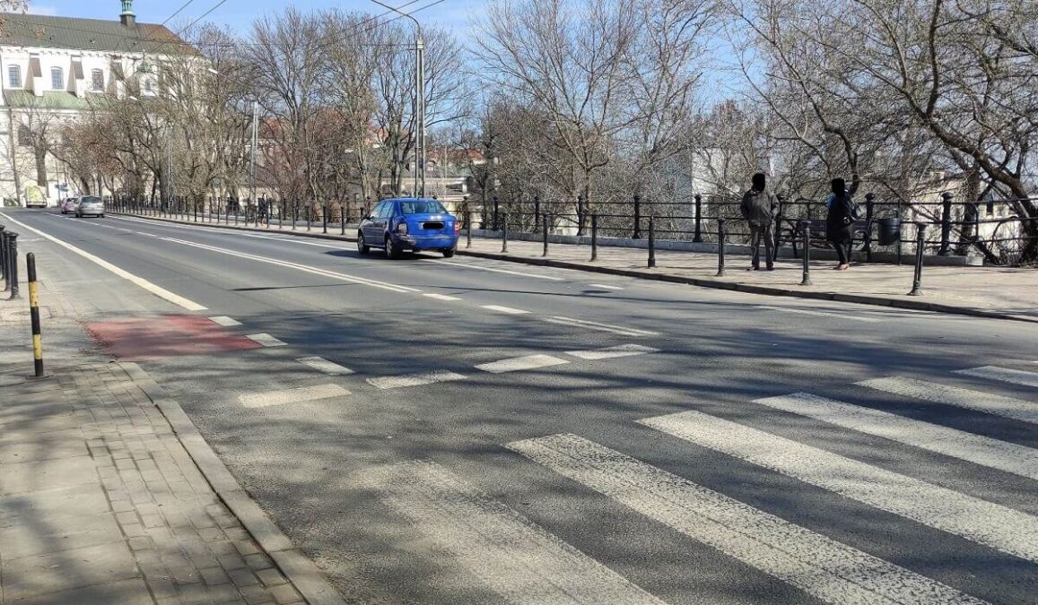 Uderzyła w tył skody, która zatrzymała się przed przejściem. Wytrącony z toru jazdy Renault wjechał w słupek 2 Uszkodzona skoda po zderzeniu z renaultem