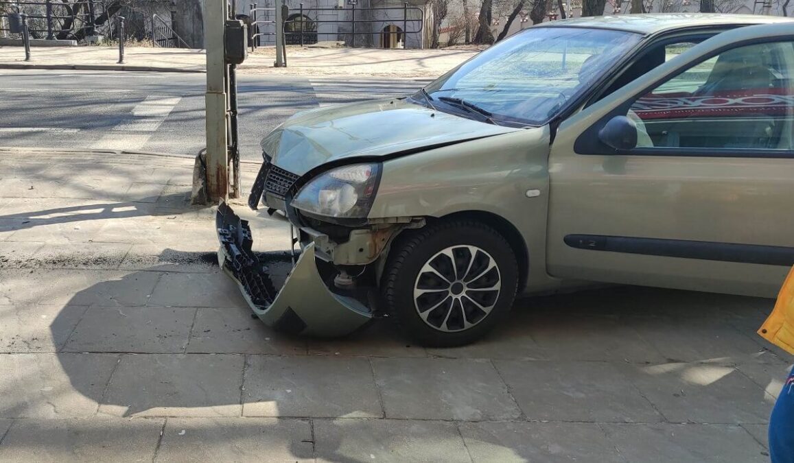 Uderzyła w tył skody, która zatrzymała się przed przejściem. Wytrącony z toru jazdy Renault wjechał w słupek 3 Uszkodzony renault po uderzeniu w słupek