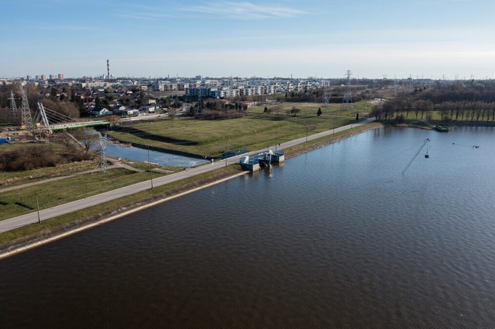 Według planu do końca budowy mostu na ul. Żeglarskiej został miesiąc. Sprawdzamy postęp prac 2 Widok na most na ul. Żeglarskiej znad Zalewu Zemborzyckiego