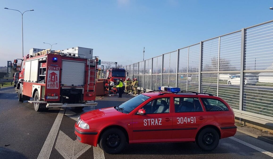 Tragiczny wypadek w Elizówce, droga zablokowana. Traktor zderzył się ze skodą, nie żyje jedna osoba 1 Tragiczny wypadek w Elizówce z udziałem ciągnika rolniczego