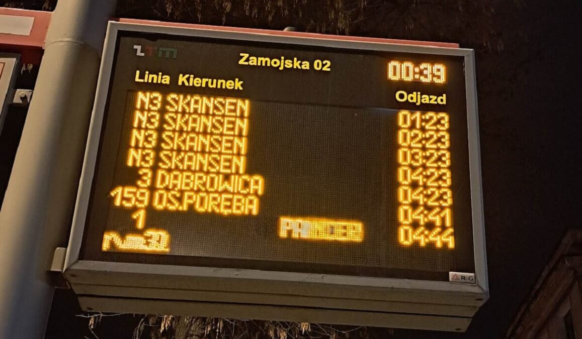 Tablica na przystanku Zamojska 02