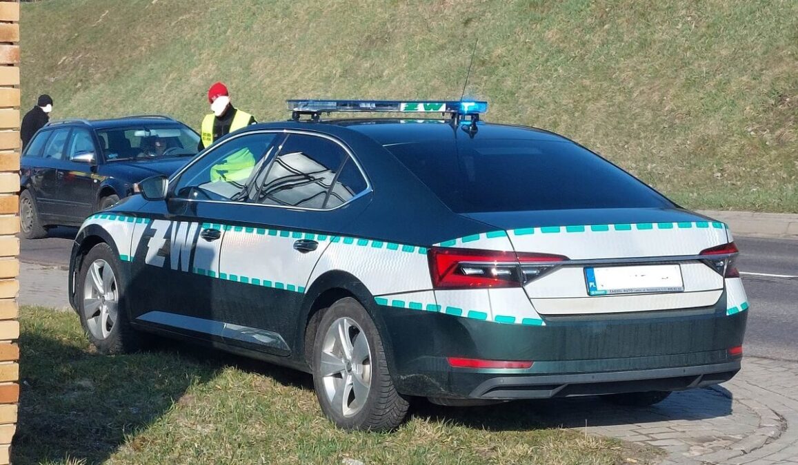 Najechanie na tył. Kolizja trzech aut na ul. Wojciechowskiej. Sprawca nie miał prawa jazdy 4 Na miejscu interweniowała również Żandarmeria Wojskowa