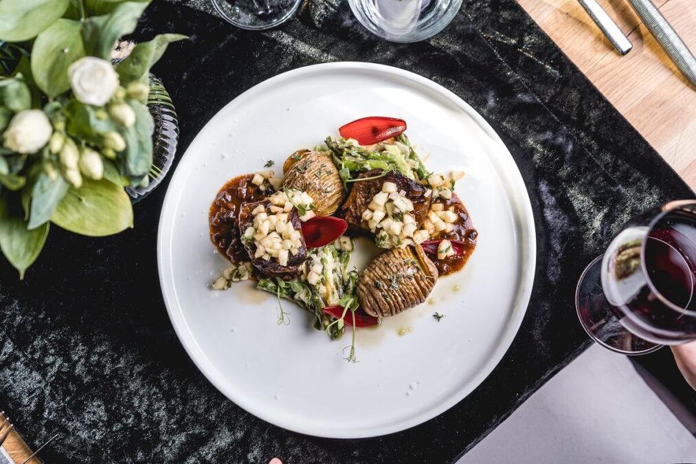 Trwa wiosenna edycja Lubelskie Restaurant Week. Sprawdź, które restauracje biorą w nim udział 1 Żebro wołowe, ziemniaki, jabłka, ragout z zielonych szparagów, glace