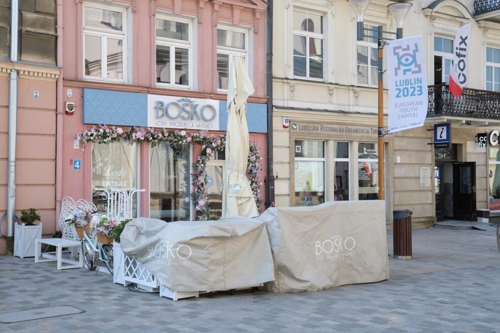 Można zjeść lub napić się na świeżym powietrzu. Na deptaku i Starym Mieście pojawiły się pierwsze ogródki 2 Ogródek gastronomiczny lodziarni Bosko na deptaku