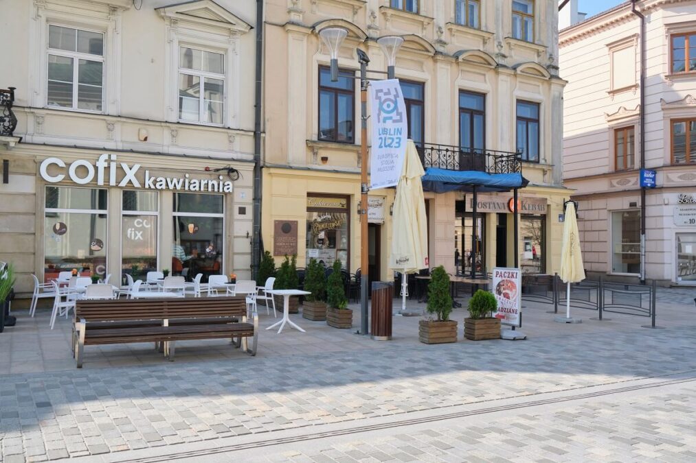 Można zjeść lub napić się na świeżym powietrzu. Na deptaku i Starym Mieście pojawiły się pierwsze ogródki 1 Ogródki gastronomiczne kawiarni Cofix i cukierni Chmielewski na deptaku