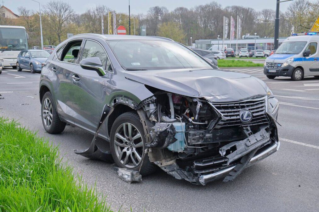 Groźne dachowanie na rondzie w centrum Lublina. Lexus uderzył w toyotę, jedna osoba poszodowana 2 lexus uderzył w toyotę na rondzie Mohyły