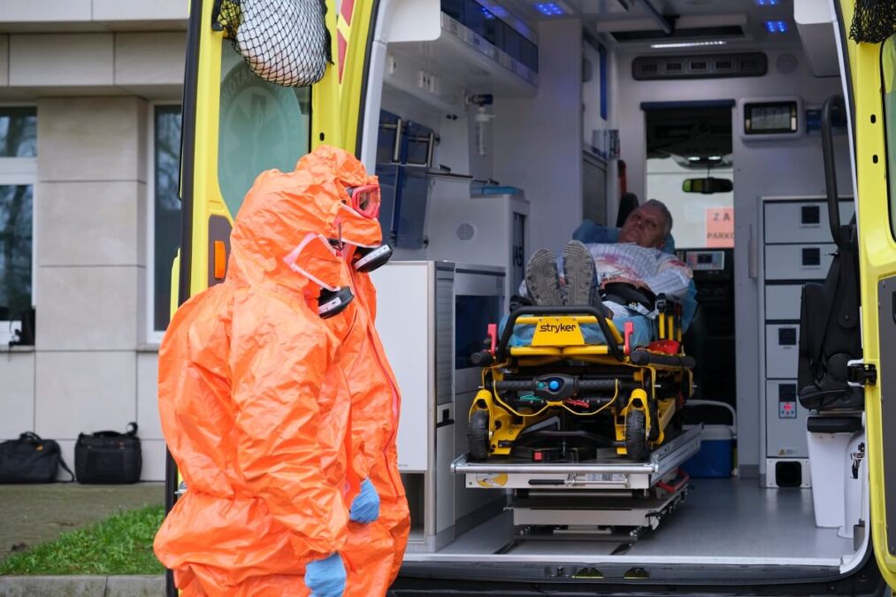 Wybuch brudnej bomby na obwodnicy Lublina. Ćwiczenia służb z przyjęcia napromieniowanych pacjentów 2 napromieniowany pacjent w karetce
