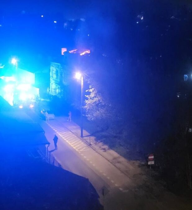 Nocny pożar w centrum Lublina. Pali się pustostan, na miejscu są już strażacy 2 Akcja gaśnicza na ul. Dolnej Panny Marii