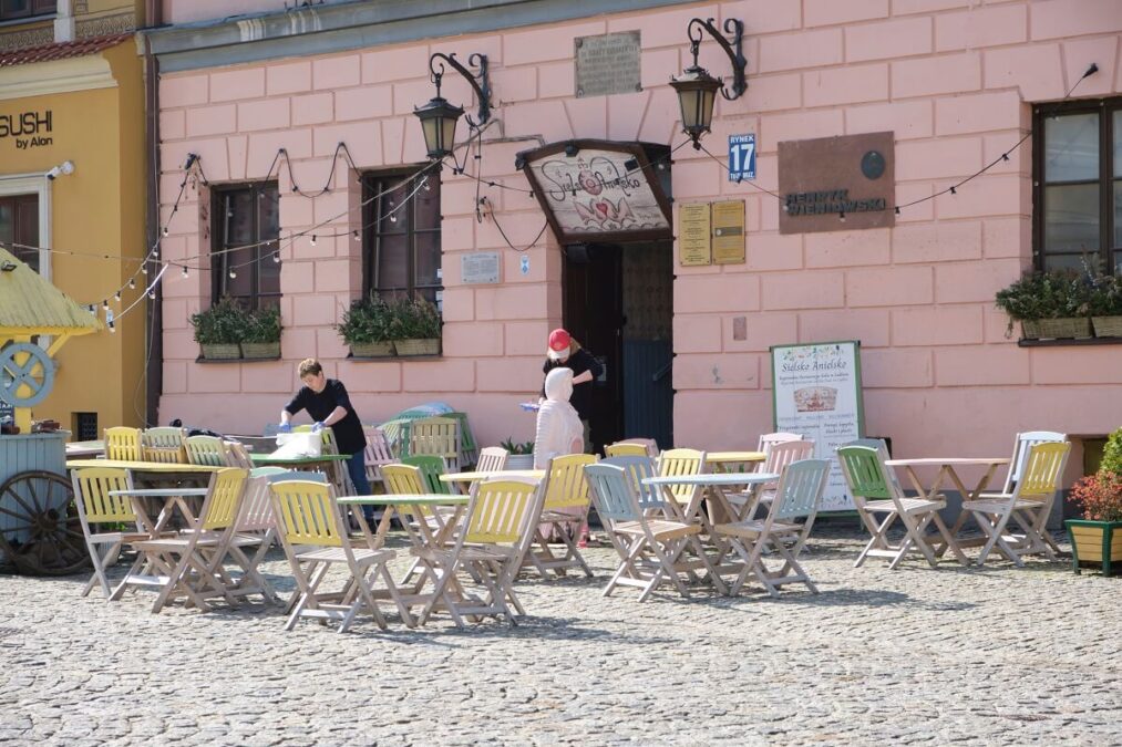 Można zjeść lub napić się na świeżym powietrzu. Na deptaku i Starym Mieście pojawiły się pierwsze ogródki 4 Ogródek gastronomiczny restauracji Sielsko Anielsko na Starym Mieście