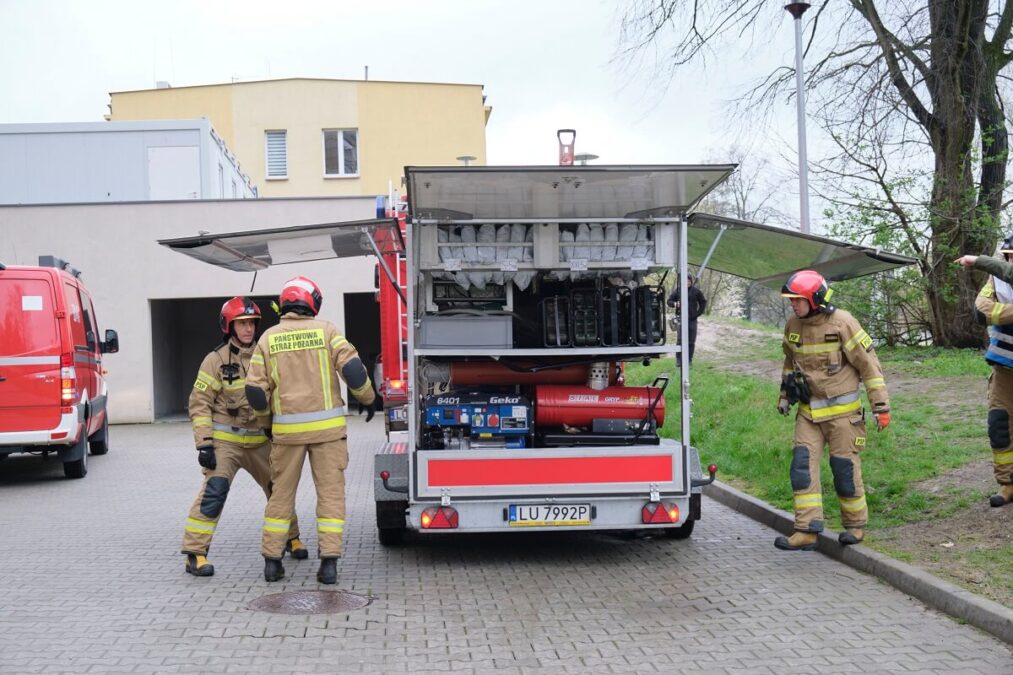 Wybuch brudnej bomby na obwodnicy Lublina. Ćwiczenia służb z przyjęcia napromieniowanych pacjentów 1 strażacy rozkładaja namiot dekontaminacyjny