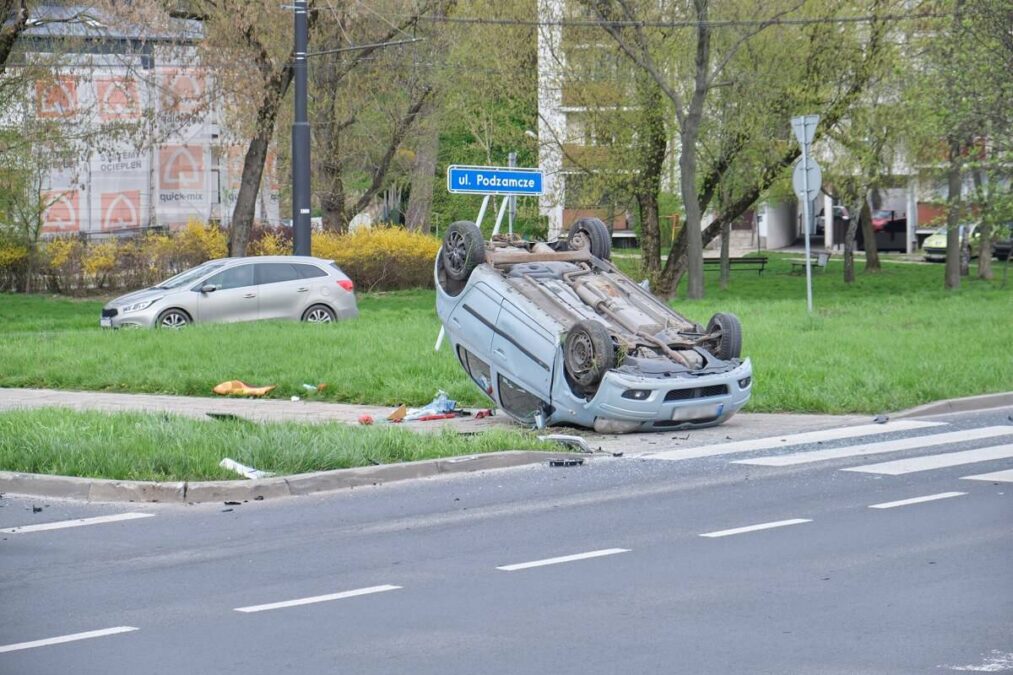 Groźne dachowanie na rondzie w centrum Lublina. Lexus uderzył w toyotę, jedna osoba poszodowana 1 toyota dachowała na rondzi Mohyły