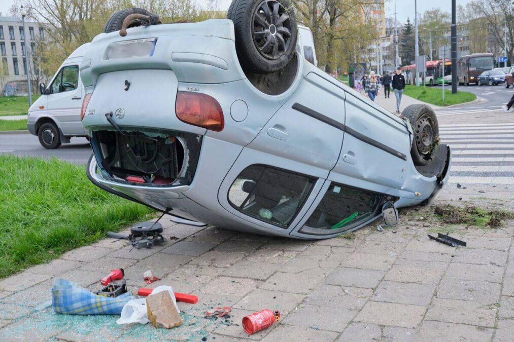 Groźne dachowanie na rondzie w centrum Lublina. Lexus uderzył w toyotę, jedna osoba poszodowana 3 toyota na dachu