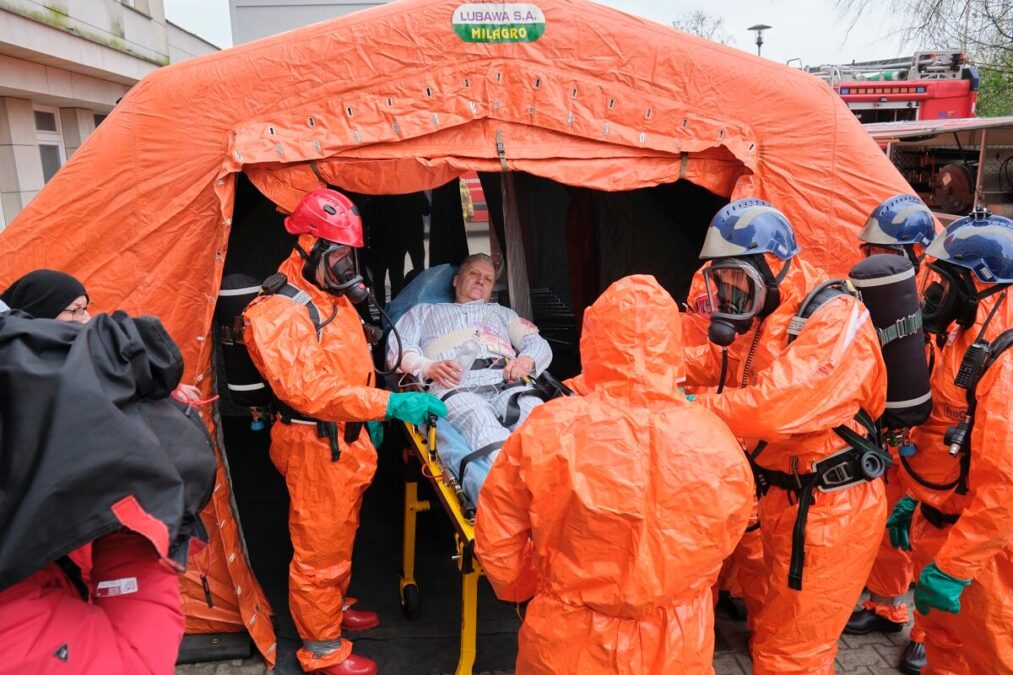 Wybuch brudnej bomby na obwodnicy Lublina. Ćwiczenia służb z przyjęcia napromieniowanych pacjentów 3 transport napromieniowanego pacjenta do namiotu dekontaminacyjnego