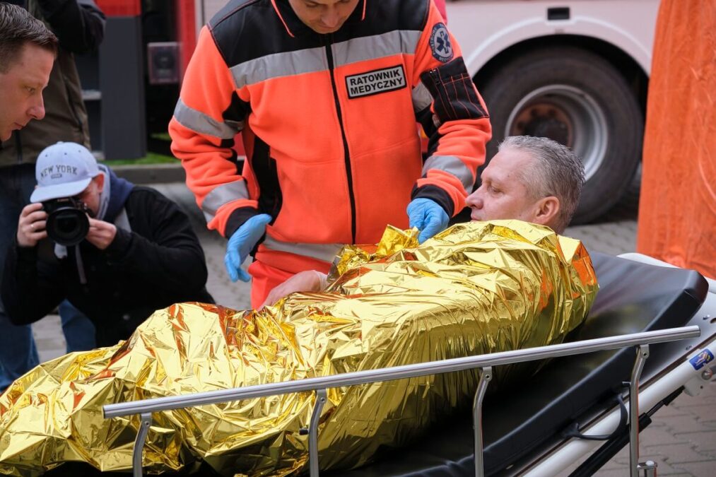 Wybuch brudnej bomby na obwodnicy Lublina. Ćwiczenia służb z przyjęcia napromieniowanych pacjentów 6 transport pacjenta na oddział szpitalny