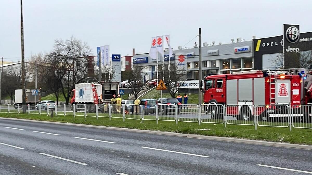 Śmieciarka zatrzymała się przed przejściem, uderzyły w nią dwa inne auta. Duże utrudnienia w ruchu 1 Zderzenie dwóch aut ze śmieciarką na ul. Mełgiewskiej