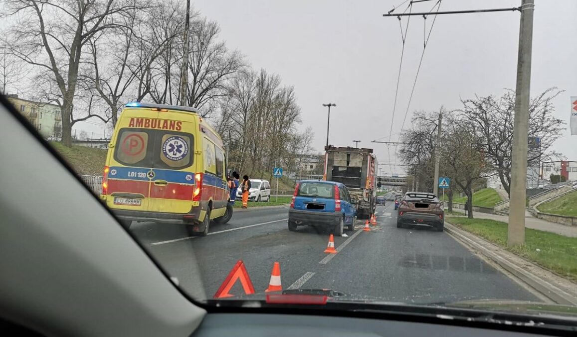 Śmieciarka zatrzymała się przed przejściem, uderzyły w nią dwa inne auta. Duże utrudnienia w ruchu 3 Zderzenie dwóch aut ze śmieciarką na ul. Mełgiewskiej