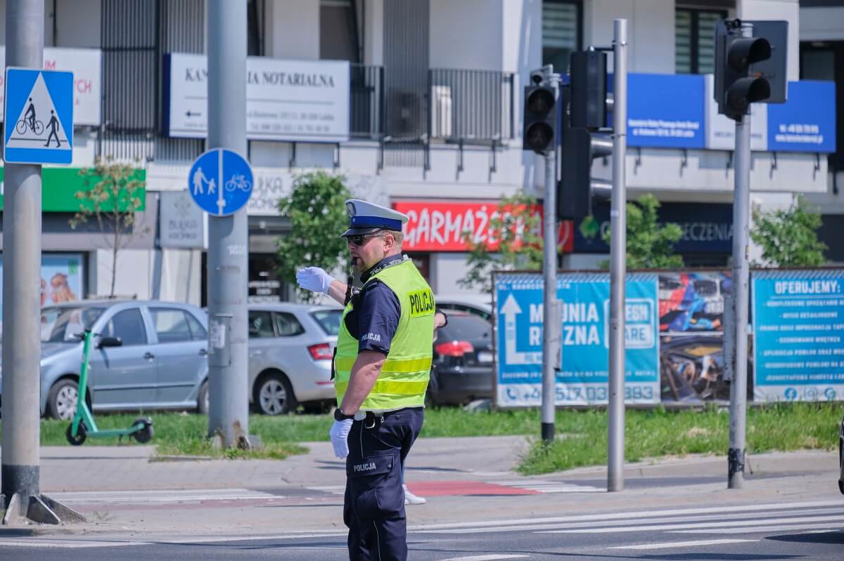 Na skrzyżowaniu wyłączyli światła, ruchem kierowali policjanci ruchu drogowego. Rywalizują o miano najlepszego 3 Policjant kierujący ruchem na skrzyżowaniu z wyłączoną sygnalizacją świetlną