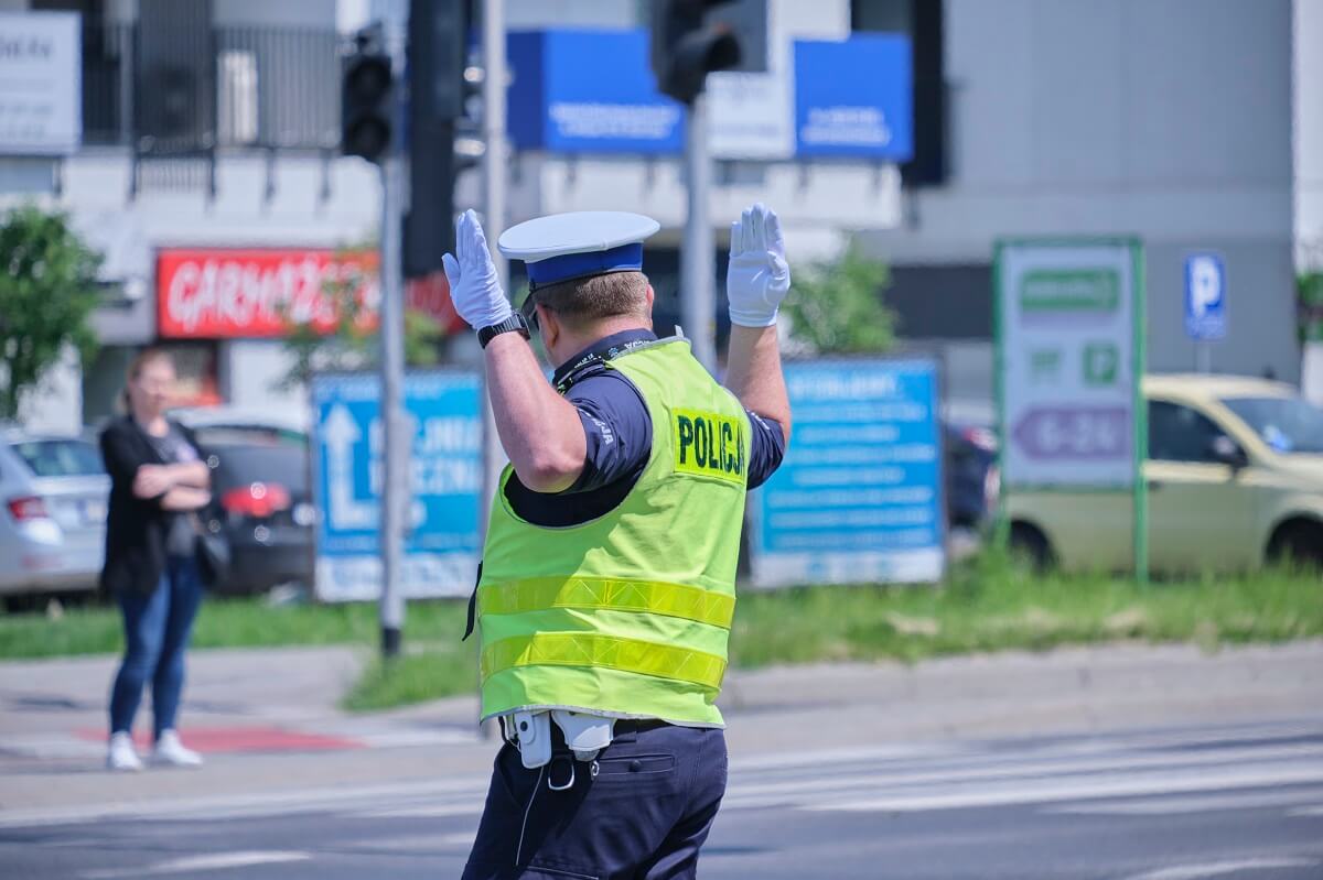 Na skrzyżowaniu wyłączyli światła, ruchem kierowali policjanci ruchu drogowego. Rywalizują o miano najlepszego 1 Policjant kierujący ruchem na skrzyżowaniu z wyłączoną sygnalizacją świetlną