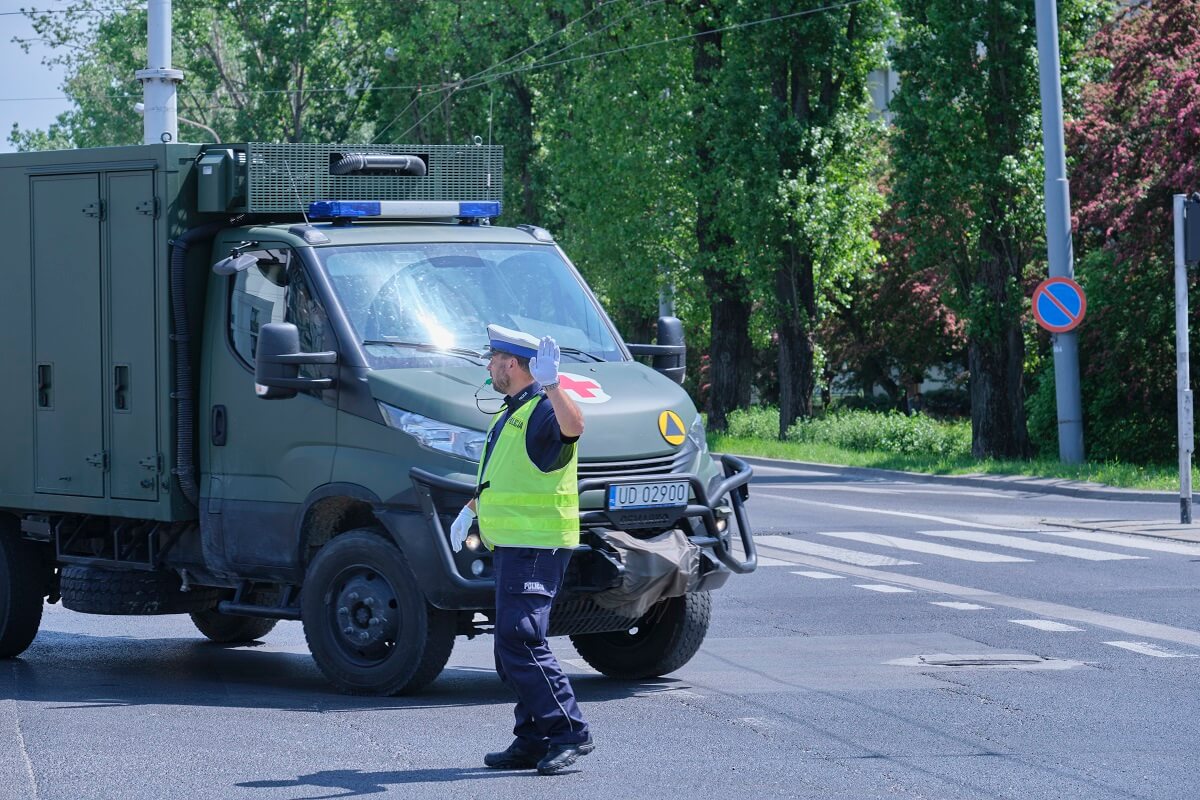 Na skrzyżowaniu wyłączyli światła, ruchem kierowali policjanci ruchu drogowego. Rywalizują o miano najlepszego 2 Policjant kierujący ruchem na skrzyżowaniu z wyłączoną sygnalizacją świetlną