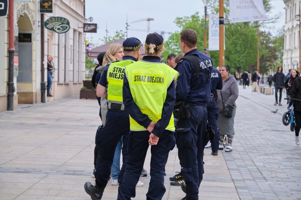 Chłopiec grający na akordeonie, a obok zaniedbany szczeniak. Interwencja fundacji zakończona odebraniem psiaka 1 Interweniujący na miejscu strażnicy miejscy i policjanci