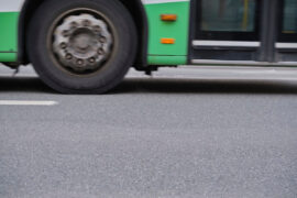 kolo jadacego autobusu