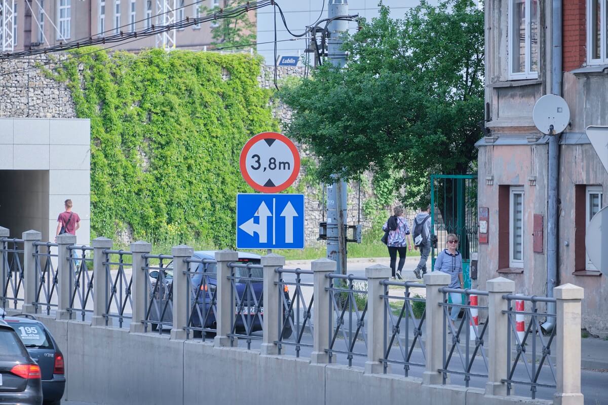 Spójrz na znaki, zanim zatrąbisz na innego kierowcę. Od dziś inaczej jeździmy pod wiaduktem na ul. Kunickiego 1 Nowe oznakowanie na ul. Kunickiego przed wiaduktem kolejowym