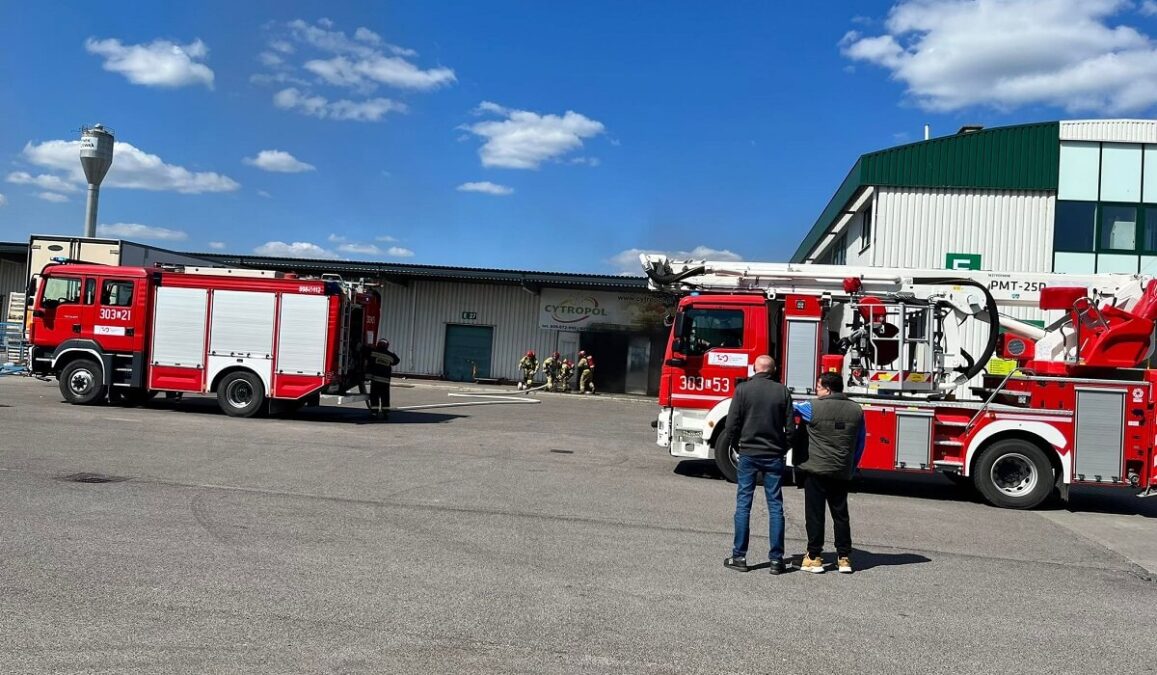 Pożar na terenie Lubelskiego Rynku Hurtowego w Elizówce. Na miejscu siedem zastępów straży pożarnej 2 Pożar na terenie giełdy w Elizówce
