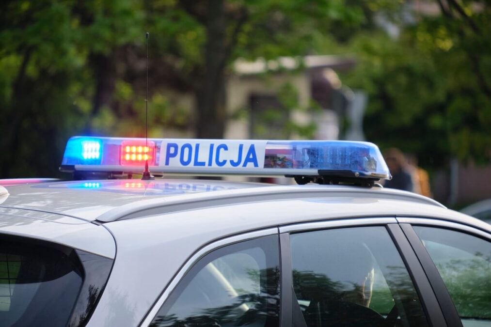 Oszustwo na pelet. Idzie sezon grzewczy złodzieje zmieniają metody. Uważaj! 1 Radiowóz policji na sygnałach
