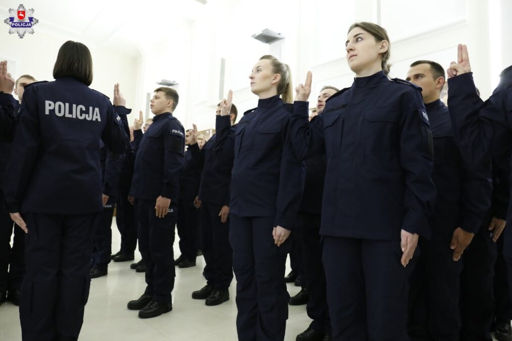 Ślubowali na sztandar. Nowi policjanci w szeregach lubelskiej policji. Wśród nich jest 8 kobiet 2 Ślubowanie nowych policjantów w Lublinie