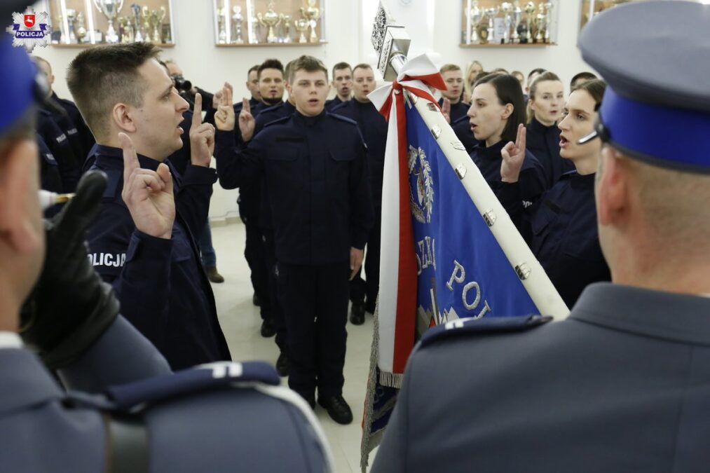 Ślubowali na sztandar. Nowi policjanci w szeregach lubelskiej policji. Wśród nich jest 8 kobiet 3 Ślubowanie nowych policjantów w Lublinie