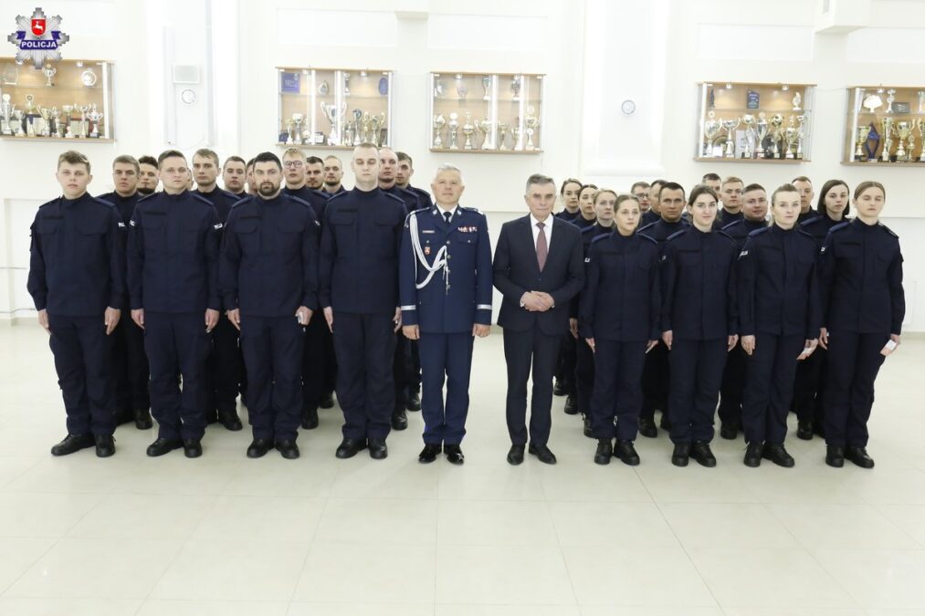 Ślubowali na sztandar. Nowi policjanci w szeregach lubelskiej policji. Wśród nich jest 8 kobiet 5 Ślubowanie nowych policjantów w Lublinie