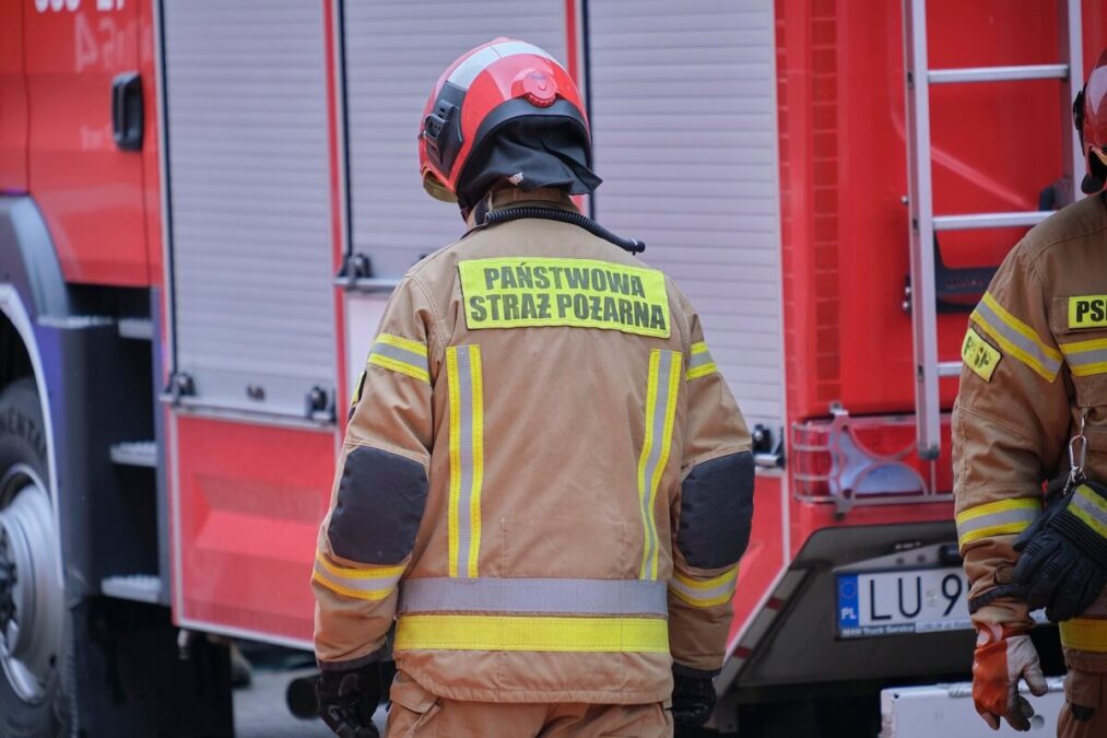 Utrudnienia na obwodnicy Lublina. Samochód wypadł z drogi i uderzył w bariery energochłonne 1 Straż Pożarna - strażak