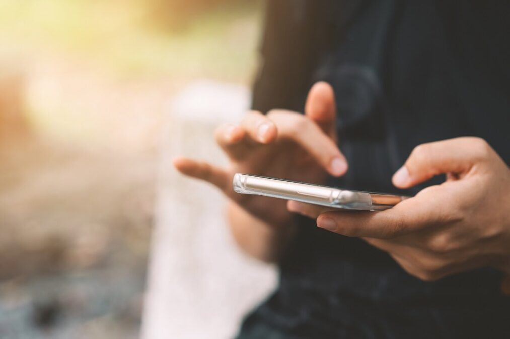 "Zrób mi blika oddam za godzinę" 37-latka straciła 1000 zł myśląc, że pisze z koleżanką 1 telefon