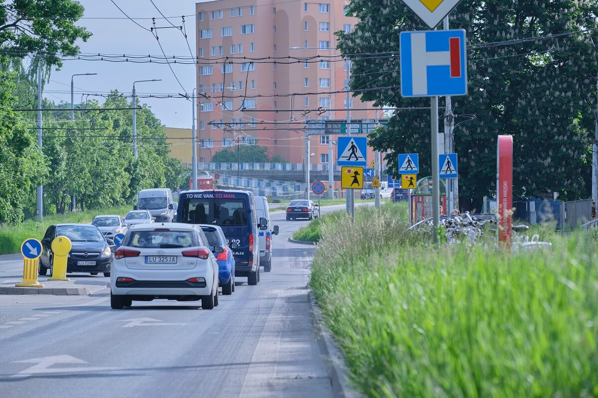 Lublin znów zarósł trawą, a to niebezpieczne dla pieszych i kierowców. Kiedy będzie koszenie? 1 Wysoka trawa przy przejściu dla pieszych na ul. Łęczyńskiej