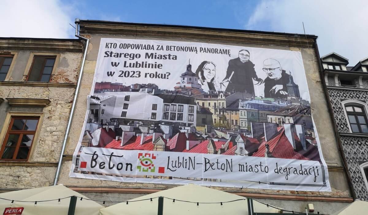 Wielki baner na kamienicy Starego Miasta z hasłem „Lublin - Beton miasto degradacji”. Jedna z karykatur przedstawia prezydenta Lublina 1 Baner na kamienicy przy ul. Grodzkiej 16 na Starym Mieście
