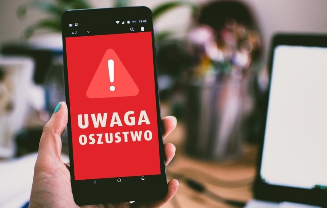 Uwaga na fałszywe wiadomości! Oszuści podszywają się pod ZUS 1 Telefon z napisem uwaga oszustwo