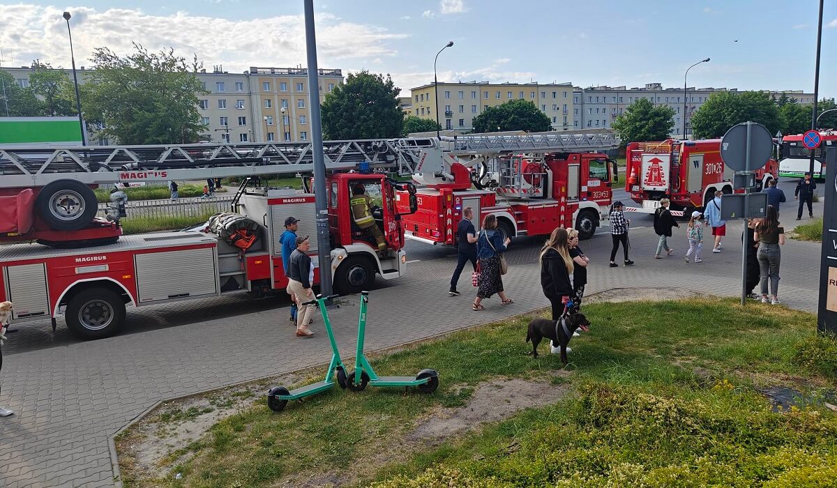 Niedopałek papierosa przyczyną pożaru mieszkania w bloku. Straty na 100 tysięcy złotych 1 Pożar mieszkania w bloku przy ul. Łabędziej