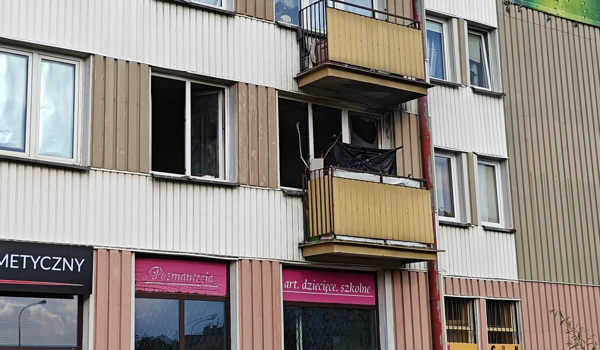 Niedopałek papierosa przyczyną pożaru mieszkania w bloku. Straty na 100 tysięcy złotych 2 Pożar mieszkania w bloku przy ul. Łabędziej