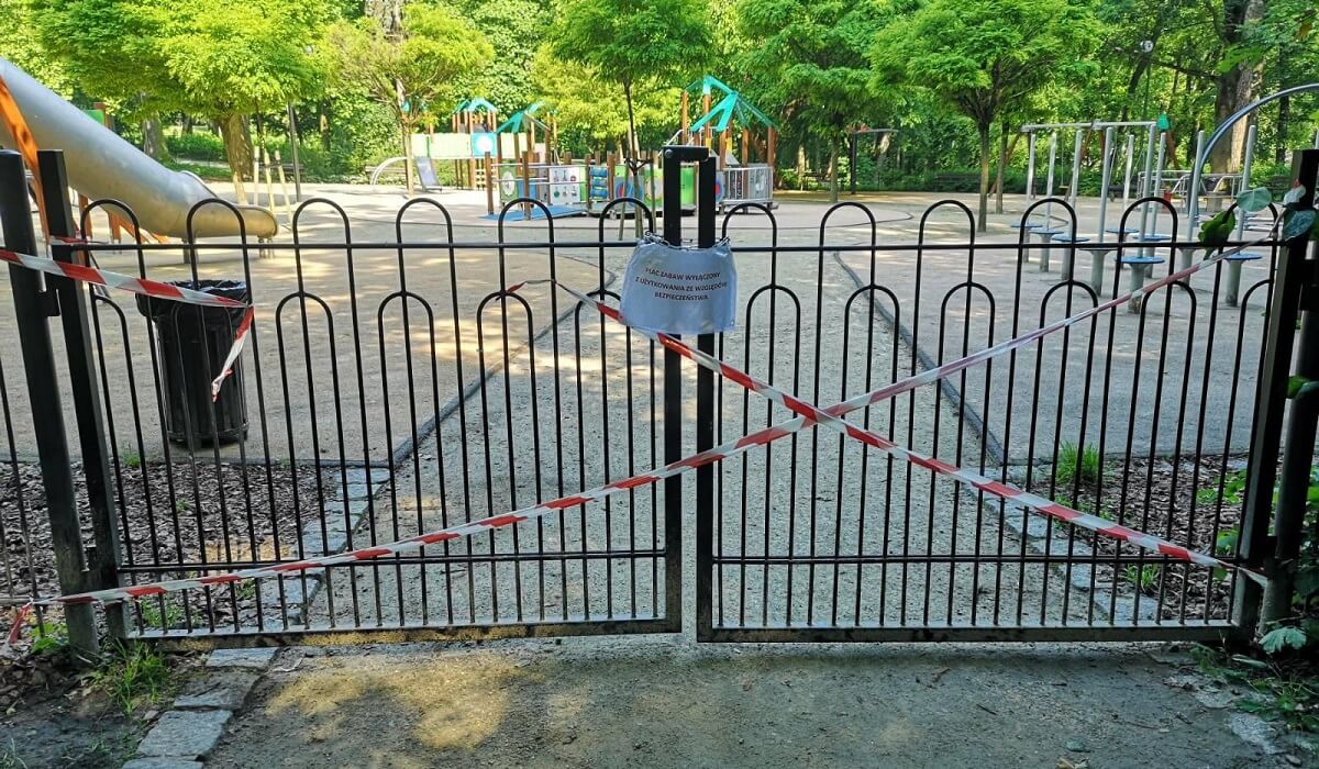 Plac zabaw w Ogrodzie Saskim zamknięty dla dzieci. „Młodzież przeskakuje przez ogrodzenie i robi, co chce” 1 Zamknięty plac zabaw w Ogrodzie Saskim