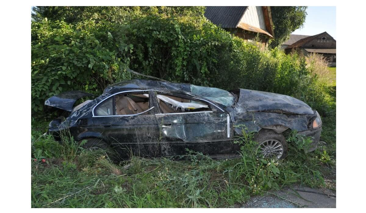 Kierowca pod wpływem alkoholu i bez uprawnień. Wypadł z drogi i dachował 2 BMW pod dachowaniu