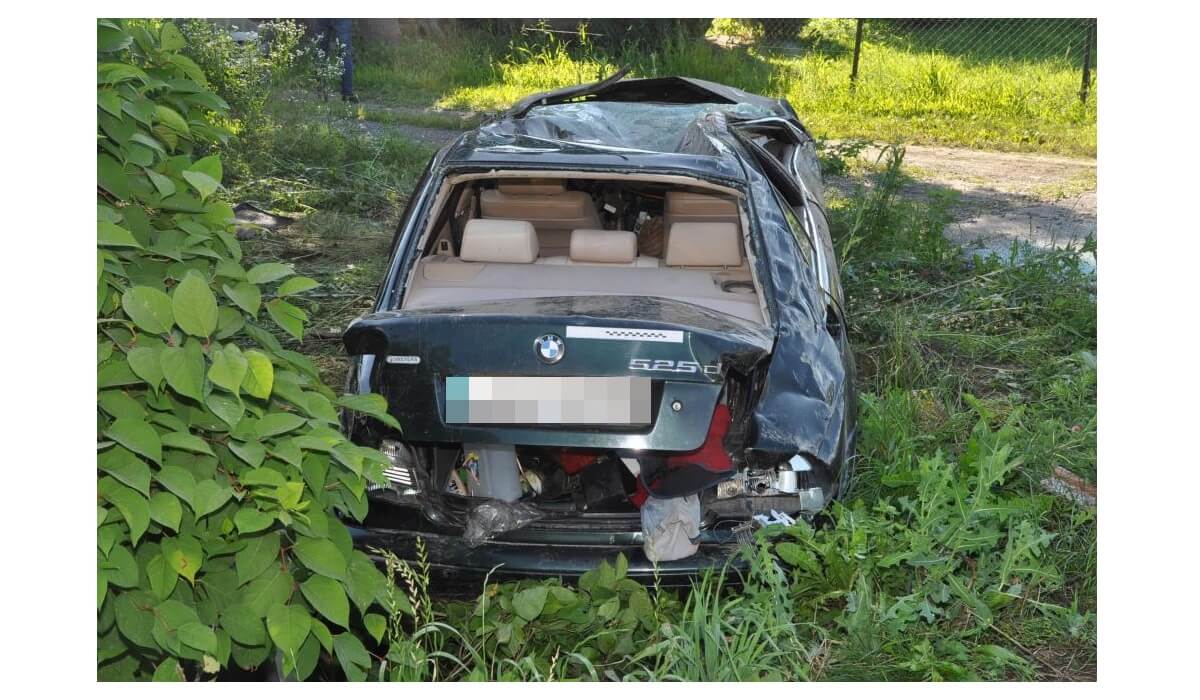 Kierowca pod wpływem alkoholu i bez uprawnień. Wypadł z drogi i dachował 1 BMW pod dachowaniu